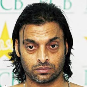 Shoaib Akhtar again caught on camera tampering
