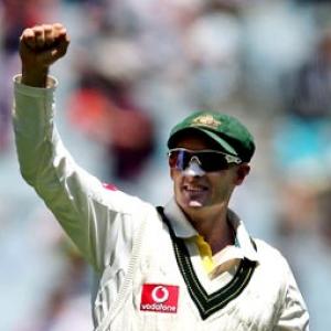 Hussey announces retirement from international cricket