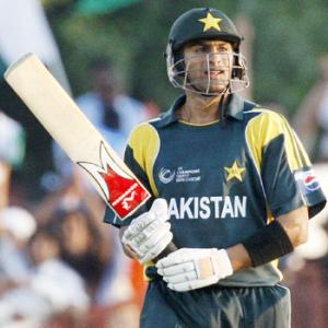 Pakistan recall Malik after Misbah intervention