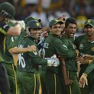 Big win for Pakistan but Australia make semis