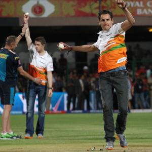 PHOTOS: Force India drivers turn bowlers at IPL