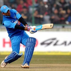Dhoni lauds bowlers,fielders for Kotla win