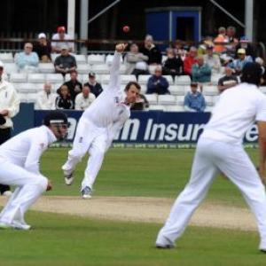 Swann shines as England cruise to Ashes warmup win