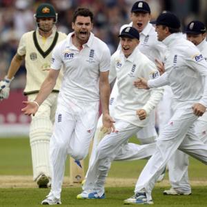 Five star Siddle destroys England on Day 1