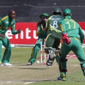 Hafeez out obstructing the field in Pakistan victory