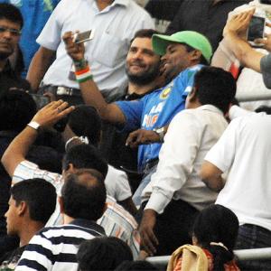 Thackerays, IS Bindra pay tribute to Tendulkar's class play at Wankhede