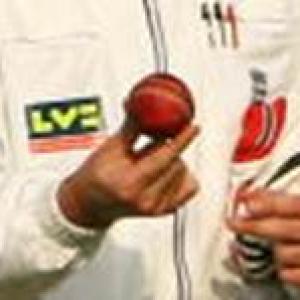 South Africa docked five penalty runs for ball-tampering