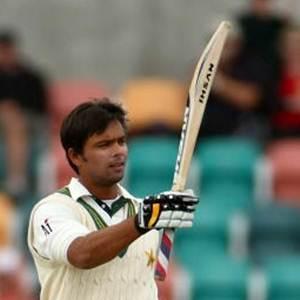 Manzoor, Younus steady Pakistan in Harare Test