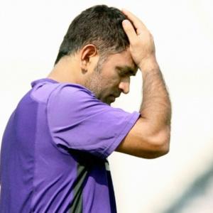 Dhoni sarcastically offers to quit