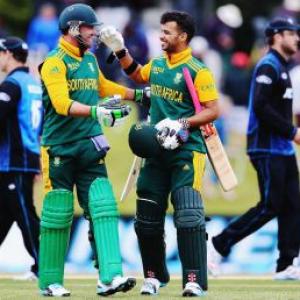 De Villiers anchors South Africa to easy win over New Zealand