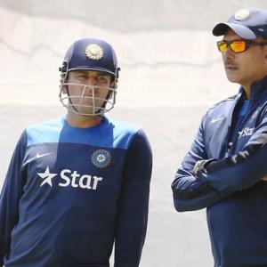 In moments of despair, captain Dhoni seeks Shastri's advice