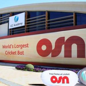 Largest cricket bat bids for Guinness world record