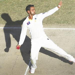 Pakistan spinner Hafeez gets one-year ban for chucking
