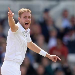 Broad suffers tendon strain but will continue to bowl