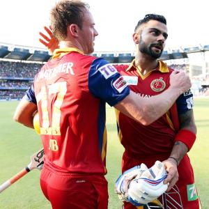 Villiers, Kohli make merry on Mumbai's off day on the field