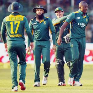 Bowlers lift South Africa to win over Australia