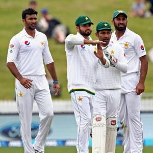 DRS controversy clouds rain-affected Day 1 of NZ vs Pak Test