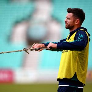 Injured Anderson misses out as England unchanged for India tour