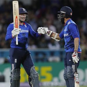 Stokes, Bairstow guide England to go 4-0 against Pakistan