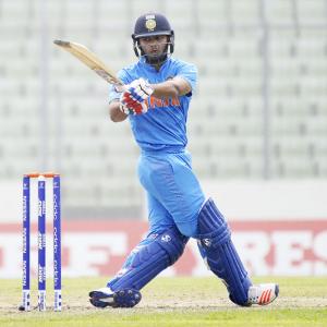 India trounce England, complete A tri-series domination