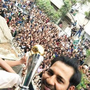 Pak captain Sarfraz Ahmed swarmed by fans as he gets hero's welcome