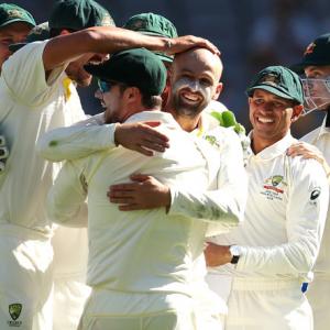 India's batsmen flop as Australia inch closer to win