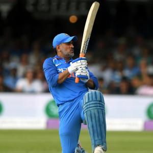 After Kohli, assistant coach Bangar comes to Dhoni's defence