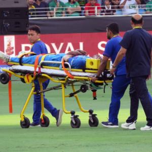 Asia Cup: Pandya stretchered off the field with injury