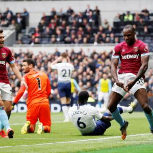 EPL PIX: Spurs record first loss at new home stadium