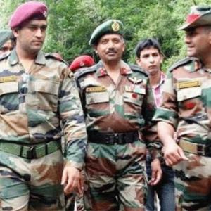 Dhoni plays volleyball with Territorial Army battalion
