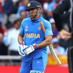 Fans can't keep calm seeing Dhoni seemingly in tears