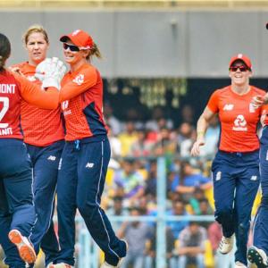 India women lose fourth straight T20I