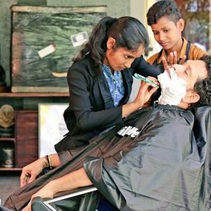 When Tendulkar got a shave from 'barbershop girls'