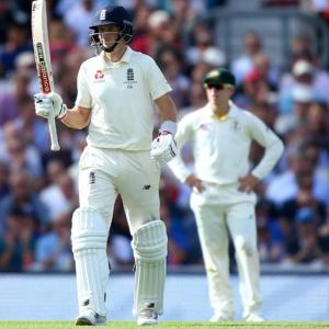 Ashes: England struggle after familiar collapse