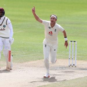 England's Broad takes 500th Test wicket