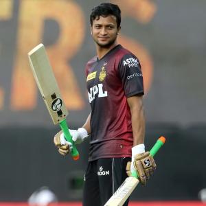Bangladesh star apologises for lashing out at umpire