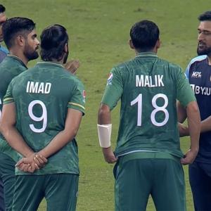 See: Dhoni mingles with Pakistan players
