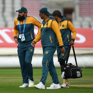Misbah, Waqar step down as Pak head & bowling coach