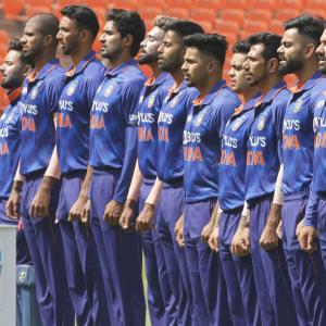 Indian team wears black armbands in memory of Lataji