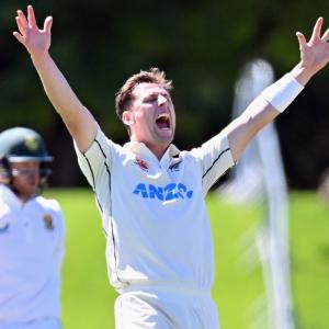 Henry takes 7 as South Africa crash for 95 on Day 1