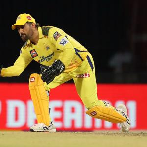 Revealed! Dhoni continues to play despite knee injury