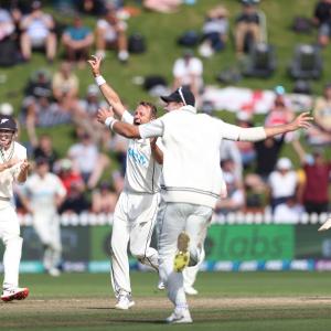 New Zealand stun England in thriller; level series 1-1