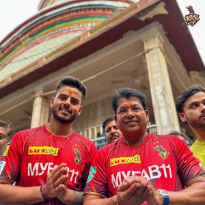 IPL 2023: KKR skipper Nitish Rana seeks blessings!