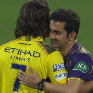 SEE: Dhoni's Warm Hug With Gambhir