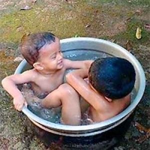 Your summer pics: Kids in a tub
