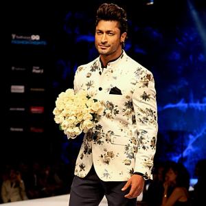Heart-throb Vidyut Jammwal melts our hearts with roses