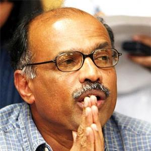Capt Gopinath flays AAP decision on FDI in retail