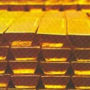 Gold surges to Rs 17,500 per 10 gm