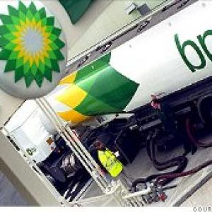 BP CEO to step down with 15 million pounds pay off