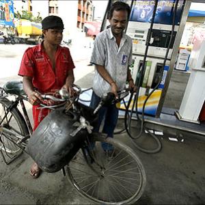 OilMin moots Rs 4.50/L HIKE in diesel, Rs 100 for LPG